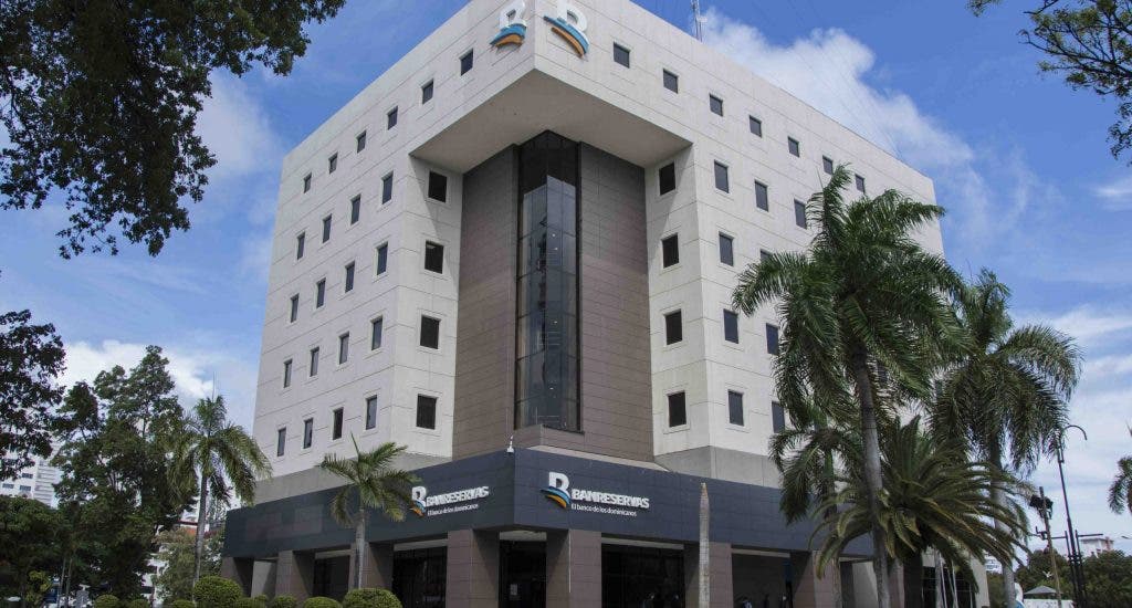 Banreservas dona minibús al Cuerpo de Bomberos del Distrito Nacional