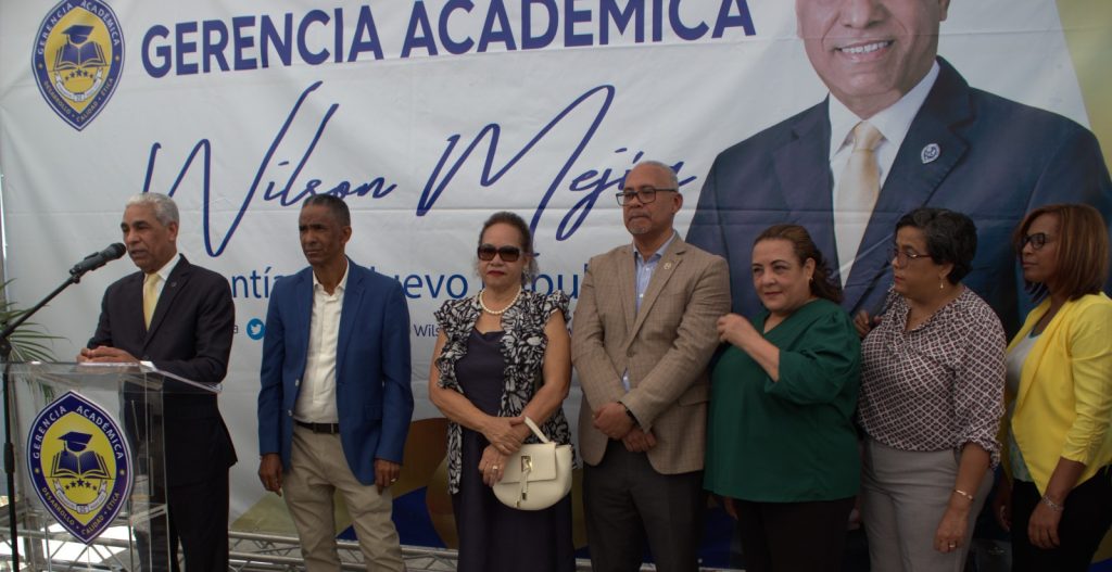 El Dr. Wilson Mejía y directivos del movimiento universitario Gerencia Académica en la inauguración de su local.