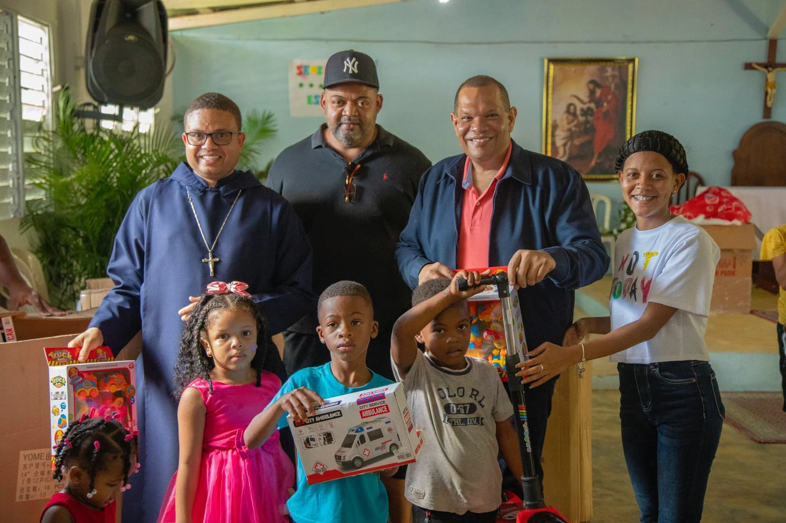 Alcalde SDN entrega juguetes Central de Noticias