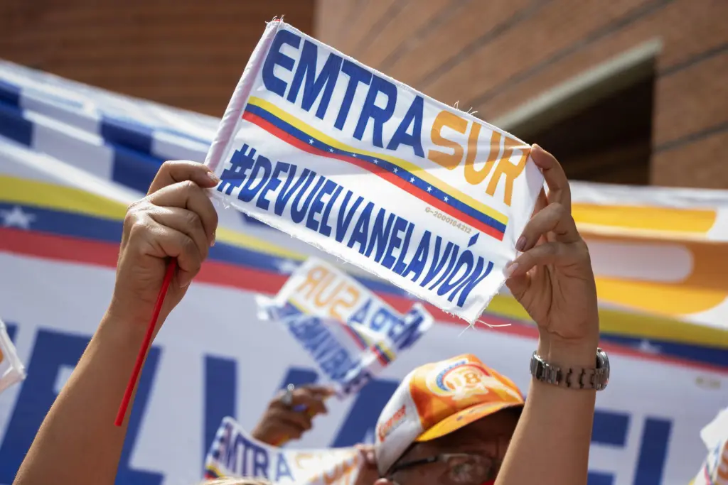 Trabajadores de la aerolínea venezolana Conviasa se manifiestan para pedir el regreso del avión venezolano-iraní retenido en Agentina