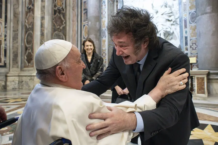 El papa y Milei se saludaron con un abrazo tras la canonización de "Mama Antula".