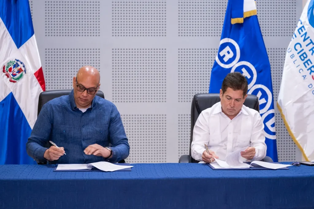 El director ejecutivo del Centro Nacional de Ciberseguridad, Juan Gabriel Gautreaux y el director de Radio Televisión Dominicana, Iván Ruiz, durante la firma del acuerdo.