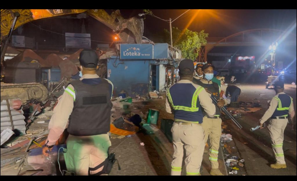 Obras Públicas elimina puestos ilegales para avanzar el tramo del km 9 de la autopista Duarte