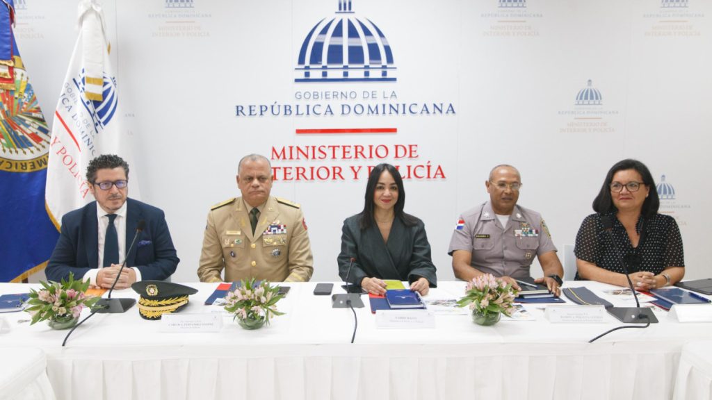 autoridades y OEA