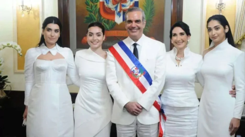 Raquel Arbaje y sus hijas