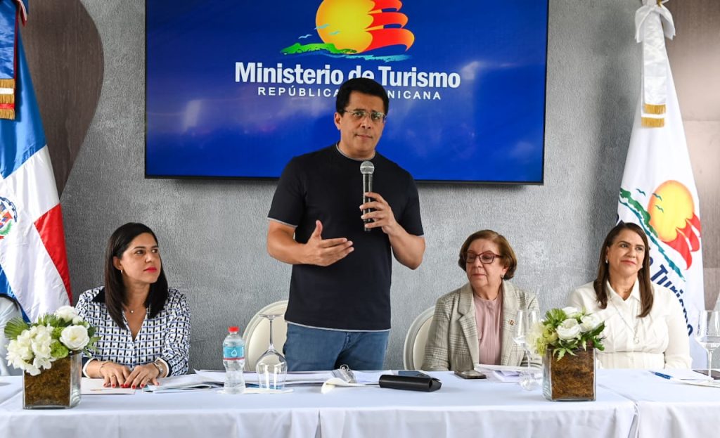 Ministro Collado deja iniciada obra reconstrucción municipio Salcedo
