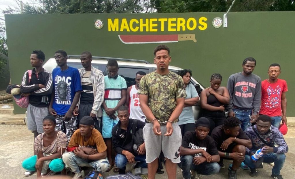Ejército apresa 16 indocumentados en Mao y  conductor