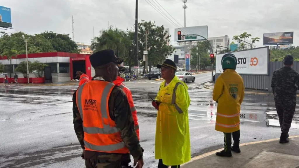 Digesett, MOPC y los ayuntamientos supervisan condiciones de las vías durante paso de la tormenta Melissa Digesett