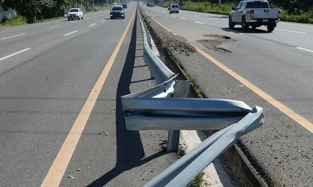 Guagua de pasajeros se vuelca en la autopista 6 de Noviembre Guagua