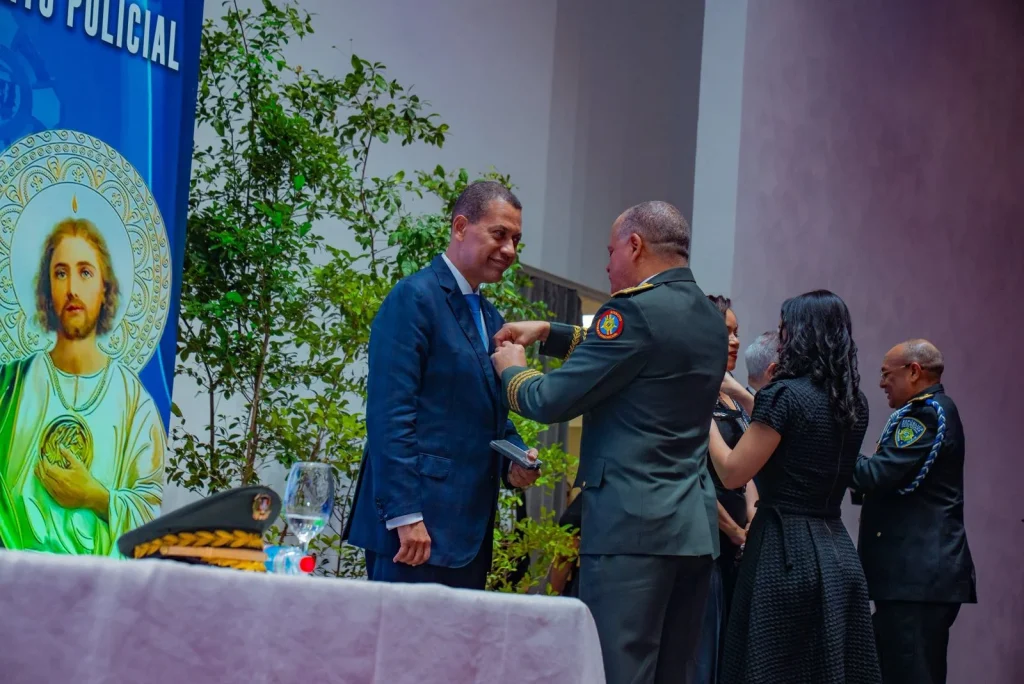 Gómez Mazara recibe Medalla al Mérito Policial por sus aportes en materia tecnológica a la institución del orden Guido Gómez Mazara