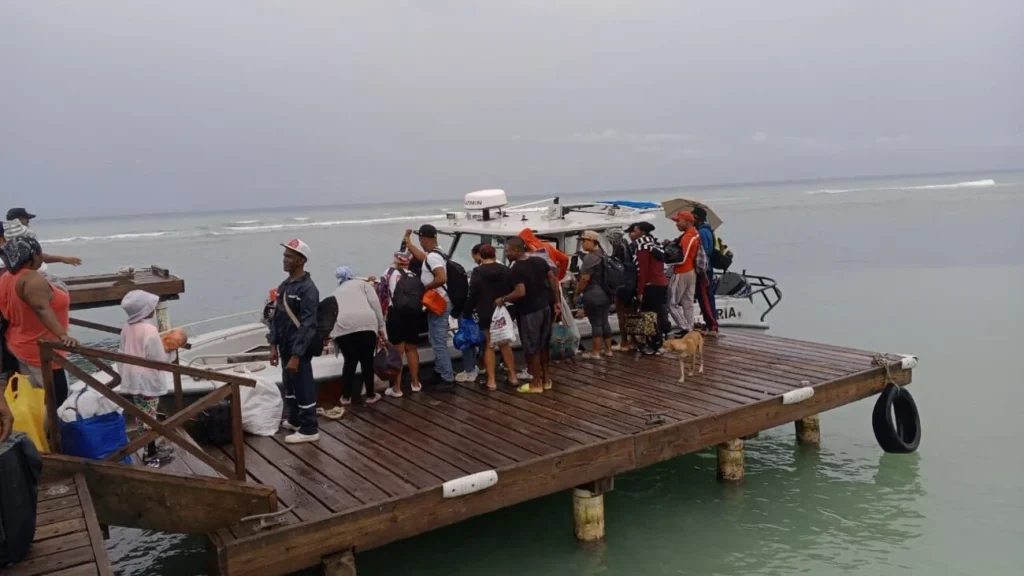 Armada Dominicana evacúa a 98 personas de Isla Saona ante el paso de la tormenta tropical Melissa Isla Saona