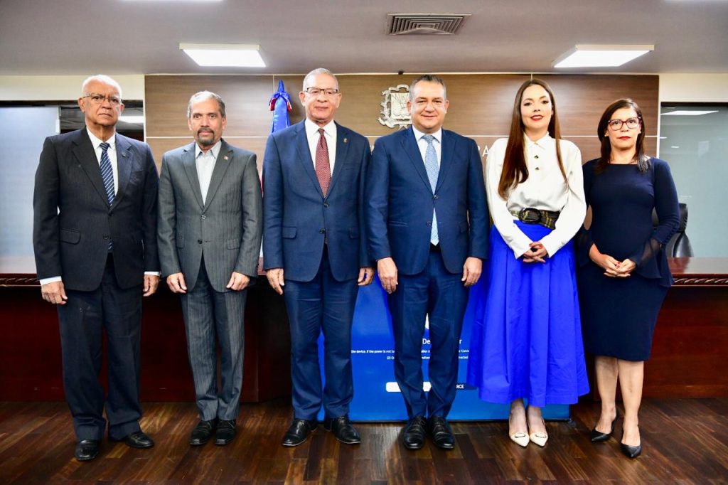 JCE incorpora símbolos patrios en nueva cédula con el aval del Instituto Duartiano y Efemérides Patrias