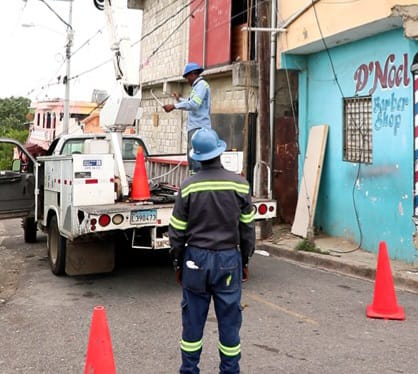 Edeeste continúa trabajos que mejoran el servicio eléctrico en Los Tres Brazos