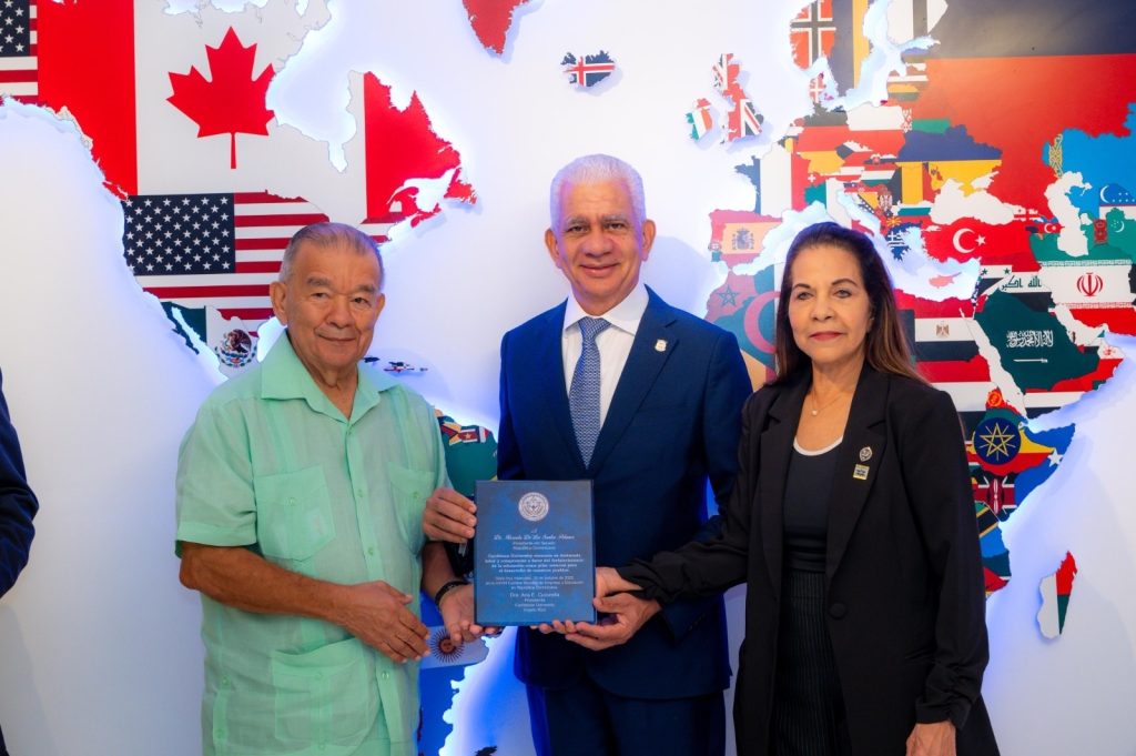 Presidente del Senado recibe reconocimiento en Cumbre Mundial de Empresa y Educación