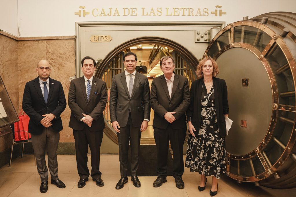 Roberto Ángel encabeza la apertura de la Caja de Letras de Pedro H. Ureña en el Instituto Cervantes