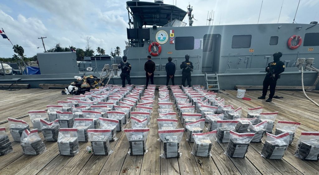 Intervienen lancha y ocupan 650 paquetes de cocaína en Baní