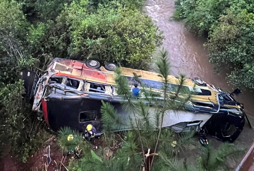 Nueve muertos y varios heridos al caer un ómnibus desde un puente en Argentina ómnibus