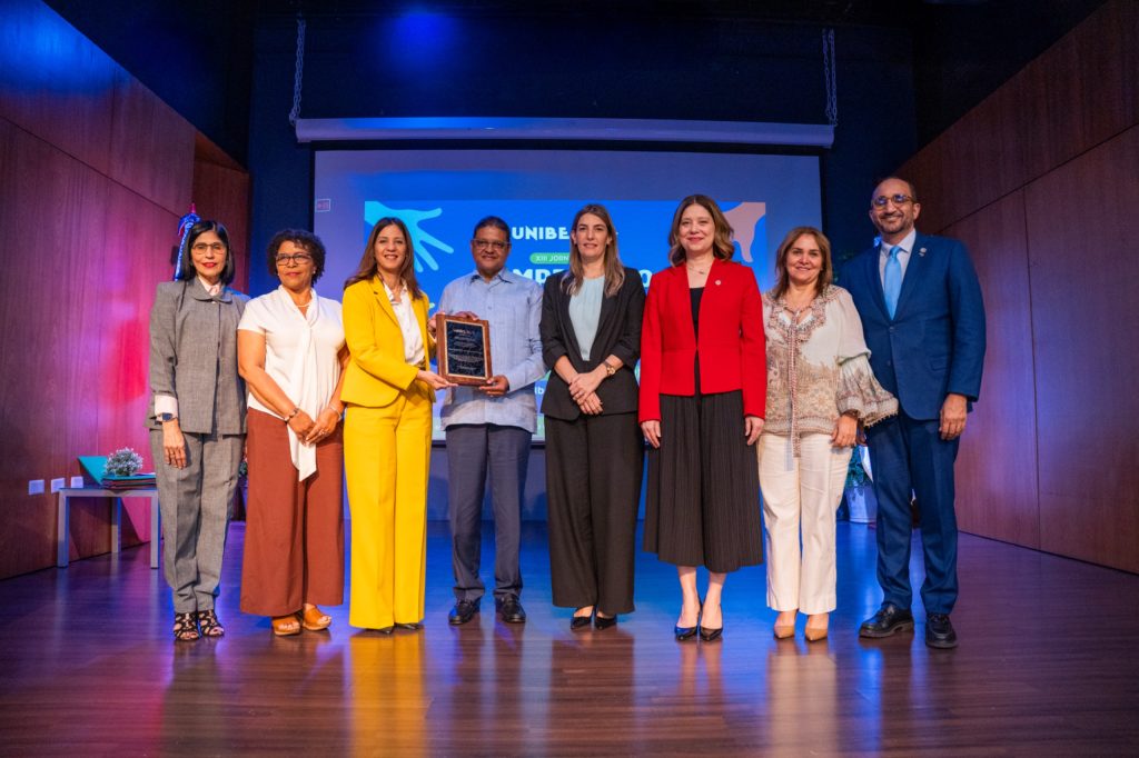 UNIBE reconoce a Juan Manuel Méndez durante la XIII Jornada de Compromiso Ciudadano 2025 Juan Manuel Méndez