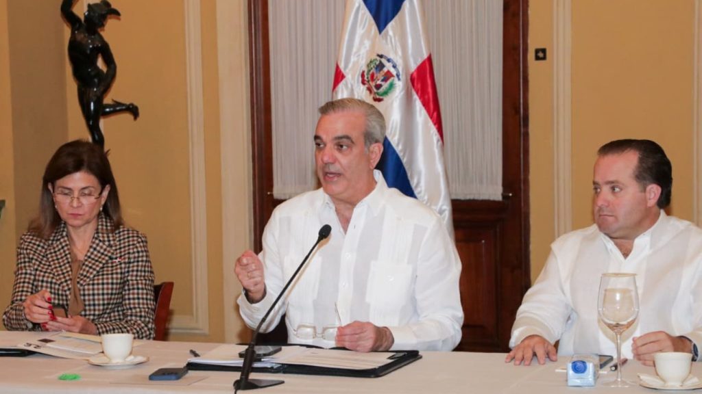 Presidente Abinader dispone aportes estatales por RD 12,000 millones para asistir a afectados por tormenta Melissa Presidente Abinader