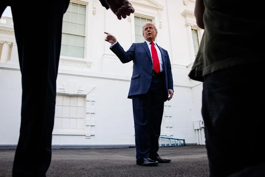 Jeffrey Epstein insinuó que Trump sabía de sus abusos y que «pasó horas» con una de las víctimas Trump