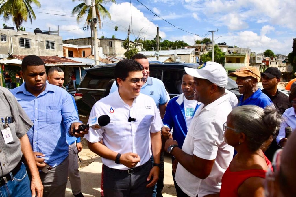 Fellito Suberví supervisa trabajos de saneamiento de cañadas en SDO que beneficiará más de 80 mil personas