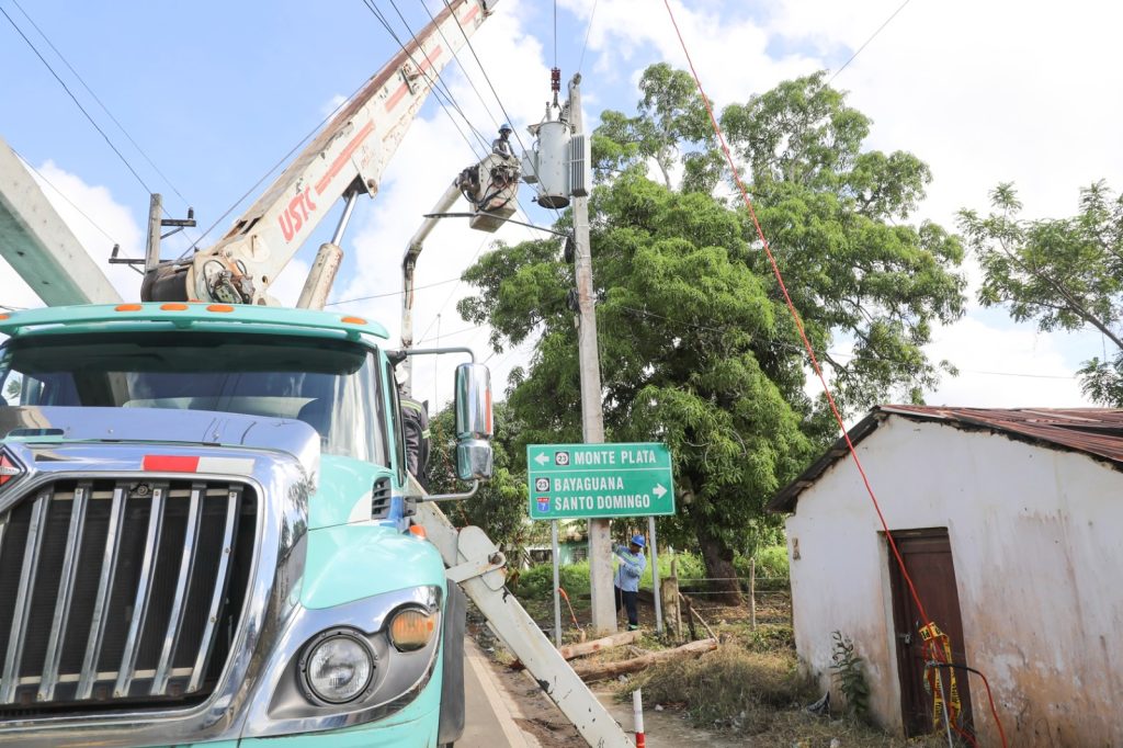 Edeeste mejora calidad del servicio eléctrico en Chirino, Monte Plata; instala nuevos reguladores de tensión