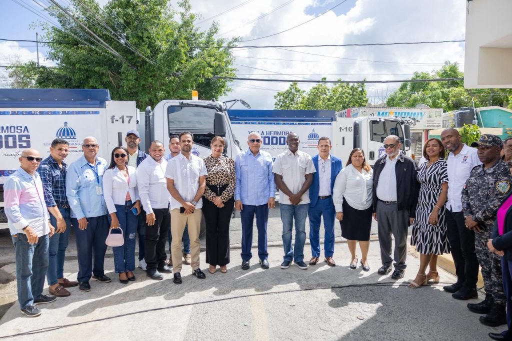 Ministro Bautista entrega camiones compactadores en Villa Hermosa, La Romana y La Caleta
