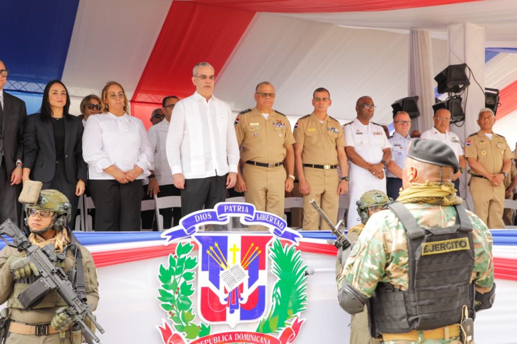 Abinader encabeza desfile estudiantil, cívico-militar y policial por 181 aniversario de la Constitución