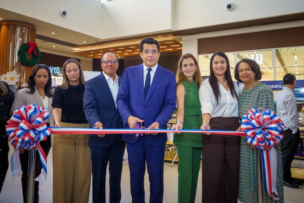 David Collado inaugura feria de Emprendedores en Santiago