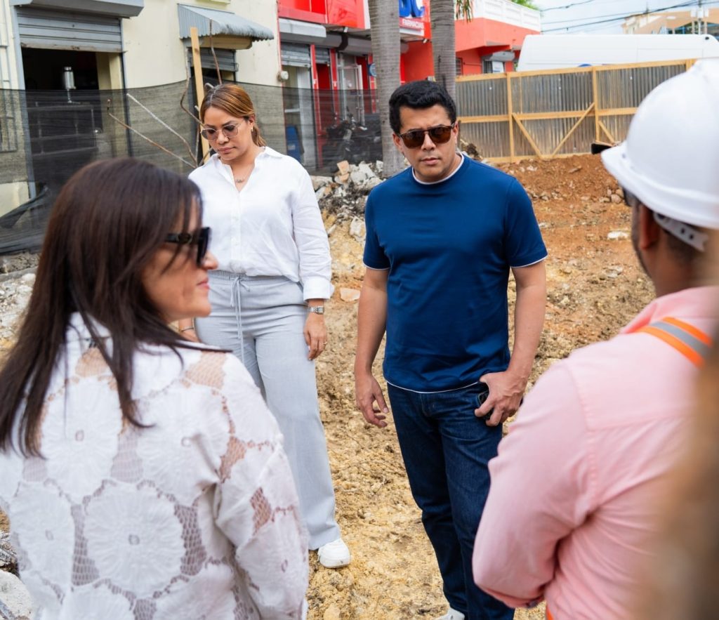 David Collado supervisa obras que ejecuta turismo en Higüey