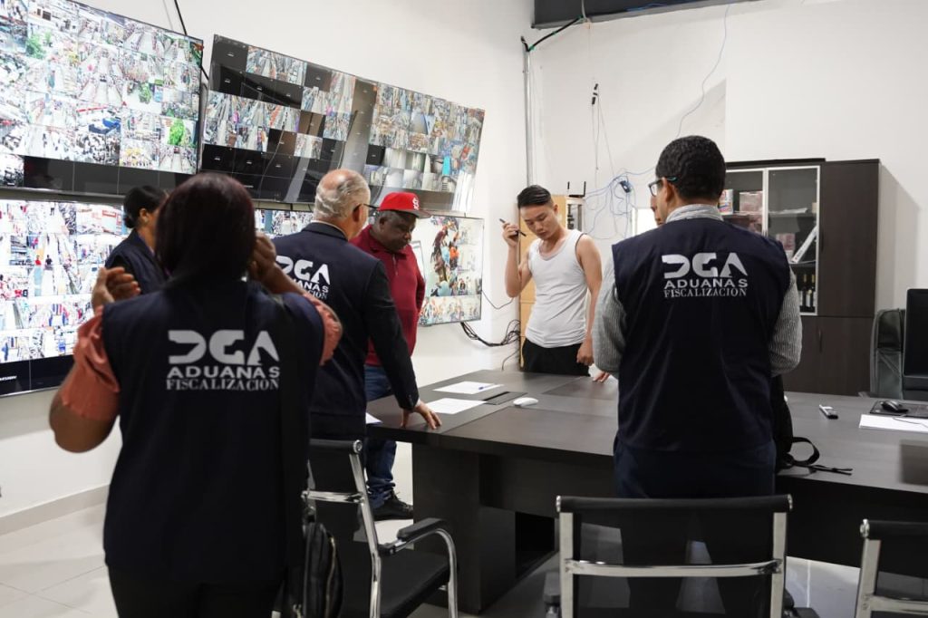 Aduanas interviene dos tiendas del sector asiático en Azúa