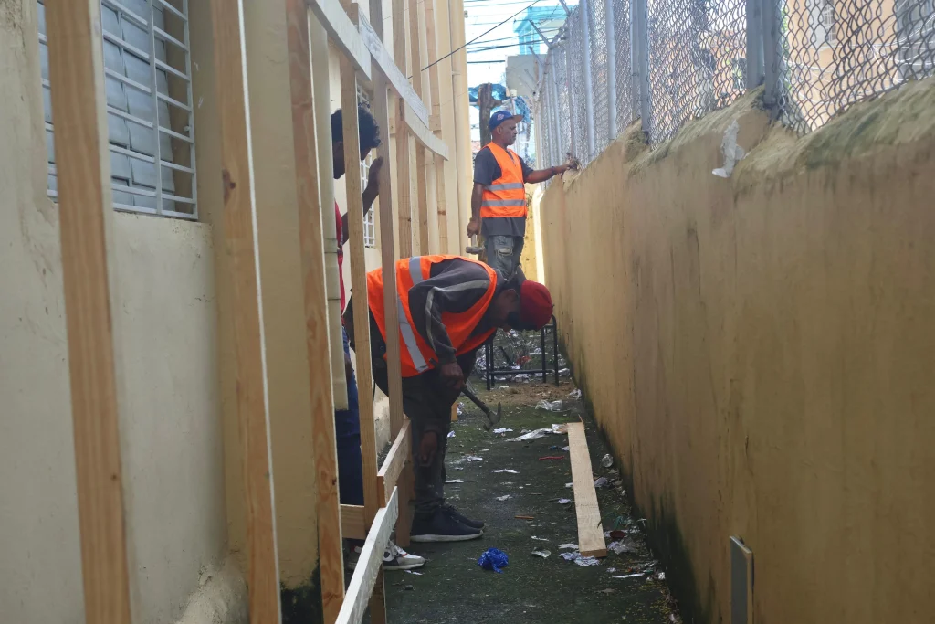 Infraestructura Escolar trabaja en la rehabilitación de escuelas afectadas por aguaceros de tormenta Melissa escuelas