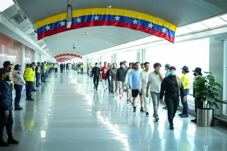 Aterriza en Venezuela un avión estadounidense con migrantes en medio de la crisis de vuelos migrantes