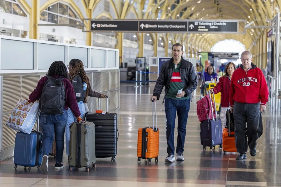 Las restricciones al tráfico aéreo en EE.UU. continuarán por un tiempo tras la reapertura federal tráfico aéreo