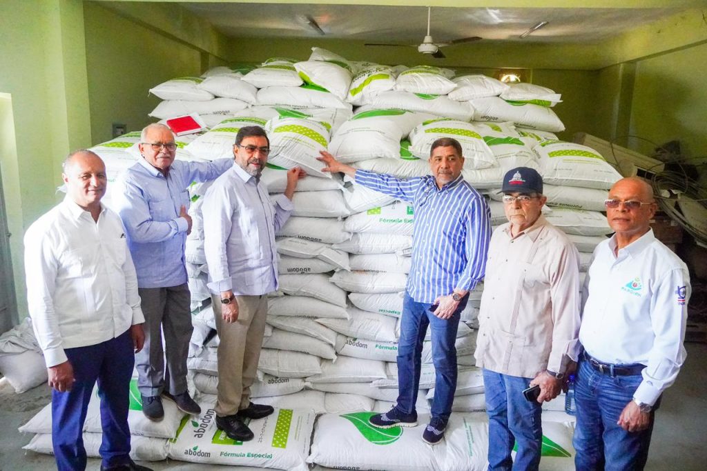 Gobierno entrega a productores 21,300 quintales de fertilizantes para rehabilitar plantaciones de café y musáceas