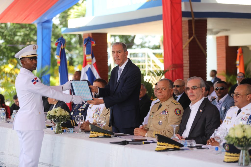 Abinader encabeza graduación de 64 nuevos cadetes de la Policía Nacional