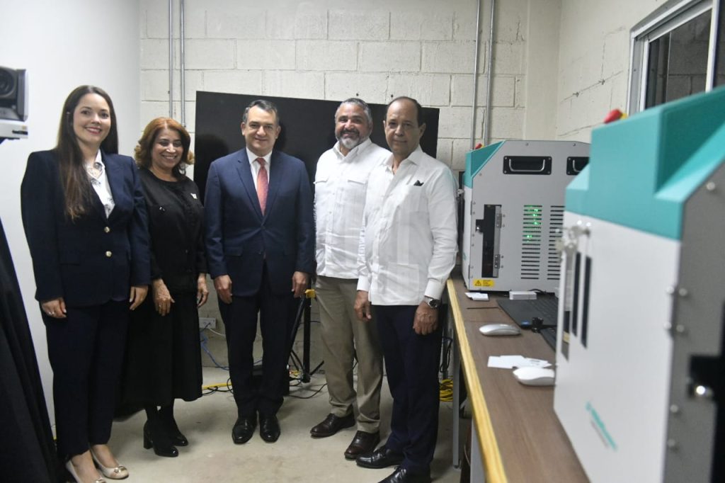 JCE inicia calibración de primeras máquinas que imprimirán la nueva cédula