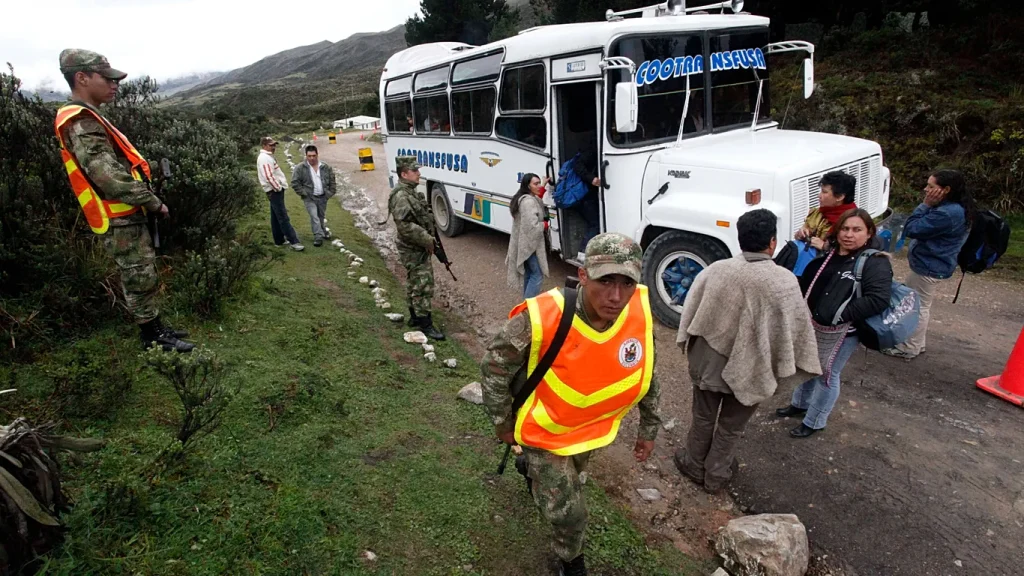 Un accidente en Colombia deja al menos 17 muertos tras la caída de un autobús escolar en Antioquia Colombia