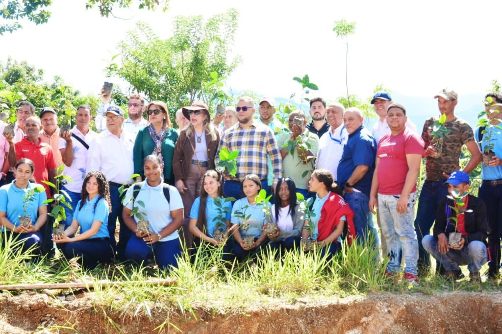 Hecmilio Galván recorre Sierra de San José de Las Matas promoviendo la agroecología y el agroturismo Hecmilio Galván