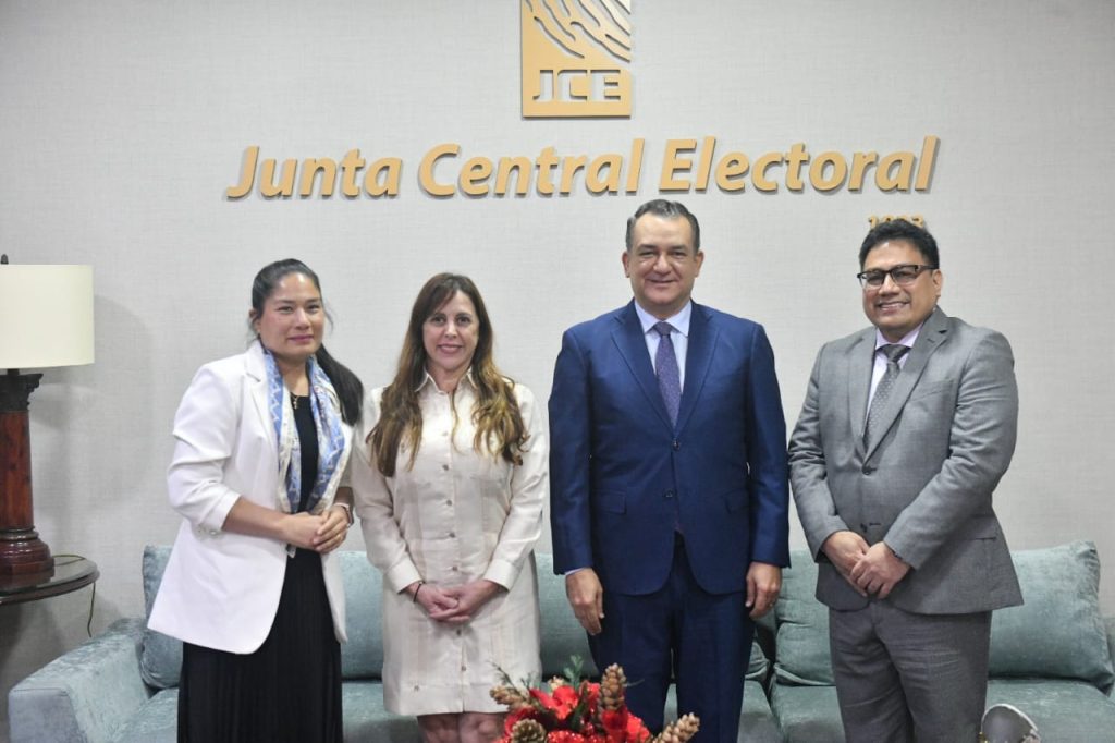 Presidente de la JCE recibe consultores con miras a implementar norma ISO Antisoborno