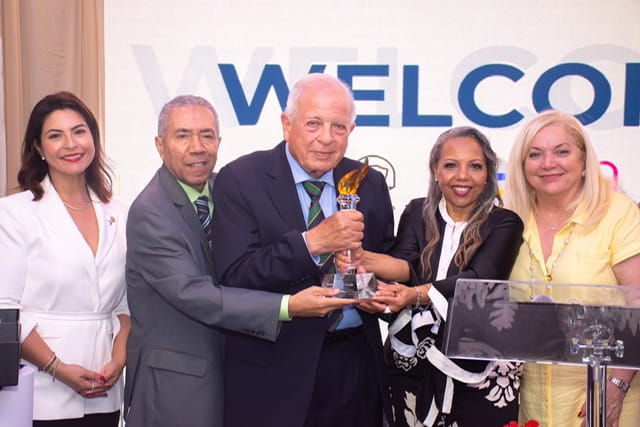 RoseMaryNews entrega “La Antorcha de la Democracia” a exalcalde de Miami RoseMaryNews