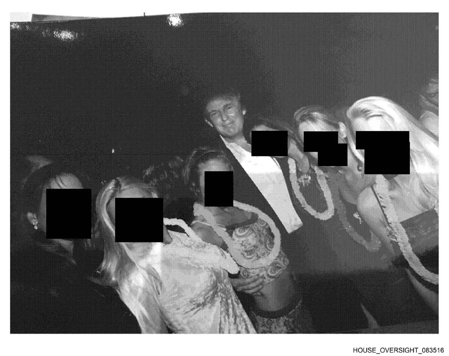 Los demócratas publican fotos de Trump rodeado de mujeres en la mansión de Jeffrey Epstein Trump