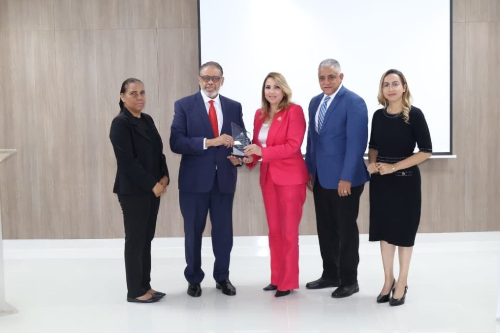 Desarrollo de la Comunidad reconoce arqueóloga Kathleen Martínez por su labor en Egipto