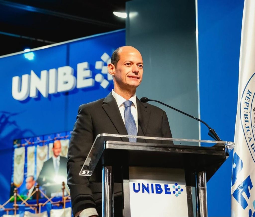 Motivan a graduandos de Medicina y Odontología de UNIBE a liderar con propósito en era de la IA