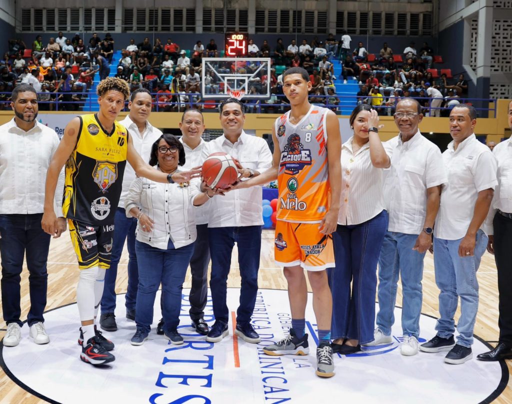 Ministro Kelvin Cruz remoza polideportivo y realiza aporte al TBS de Barahona