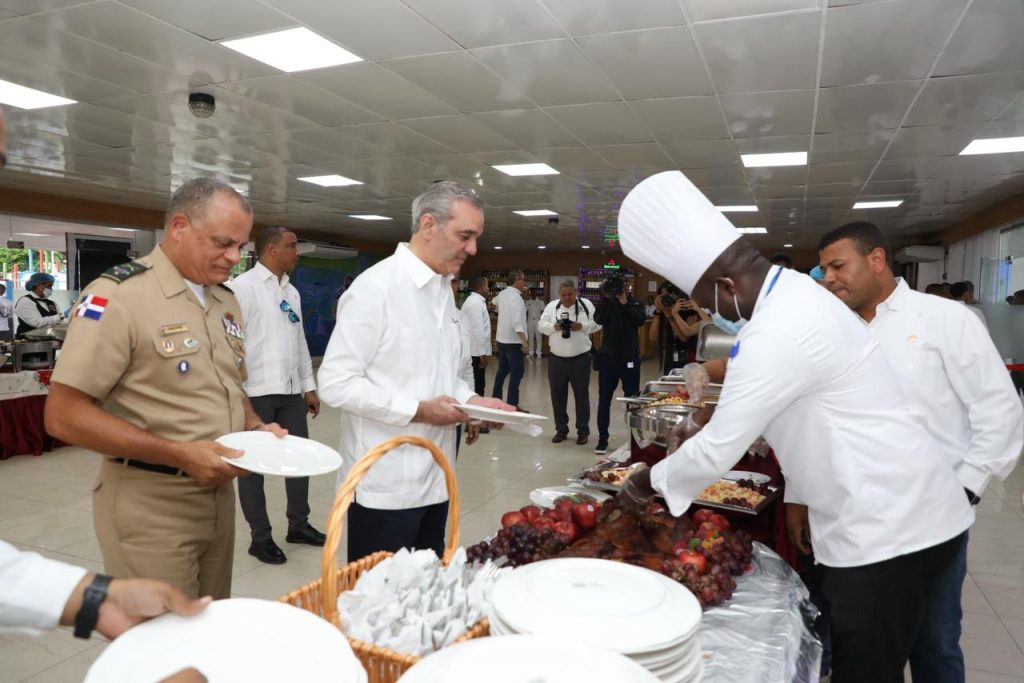 Presidente Abinader almuerza con oficiales y soldados de la Armada y Fuerza Aérea