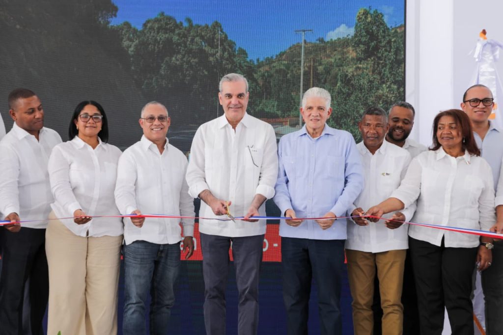 Presidente Abinader inaugura carretera El Cercado–Juan Santiago–Hondo Valle