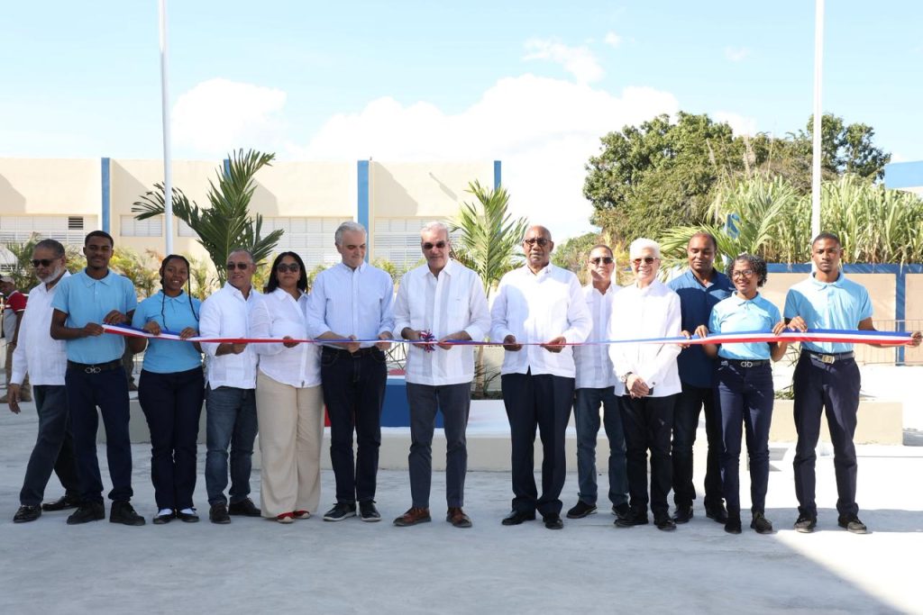 Abinader inaugura Liceo Experimental UASD en Elías Piña
