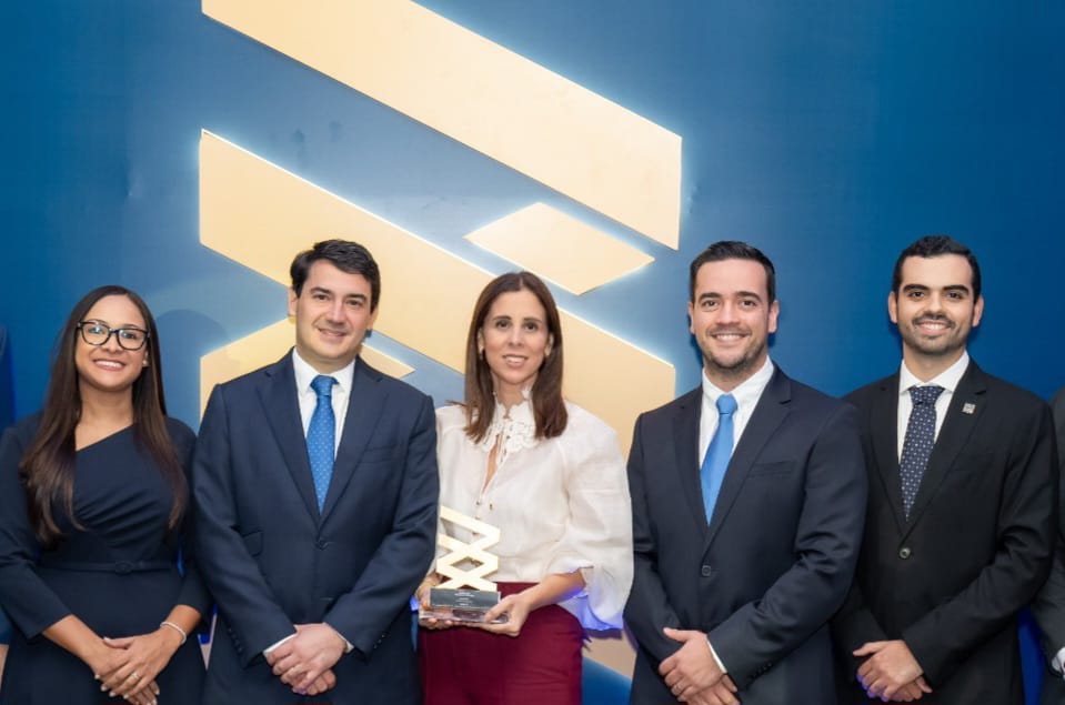 United Capital Puesto de Bolsa gana en categoría «Transacción Innovadora» en Premios BVRD 2025