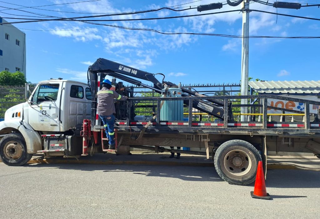 Edeeste desmantela transformador ilegal vinculado a propiedades de un pelotero en Quisqueya